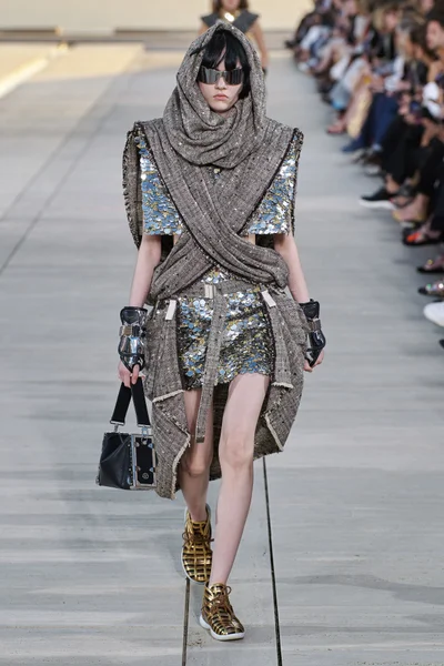 Look 10